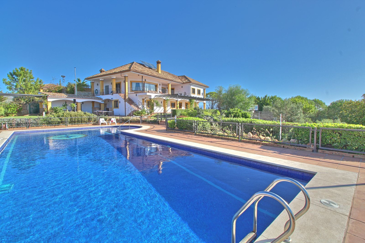 5 Bedroom Villa for Sale in Estepona