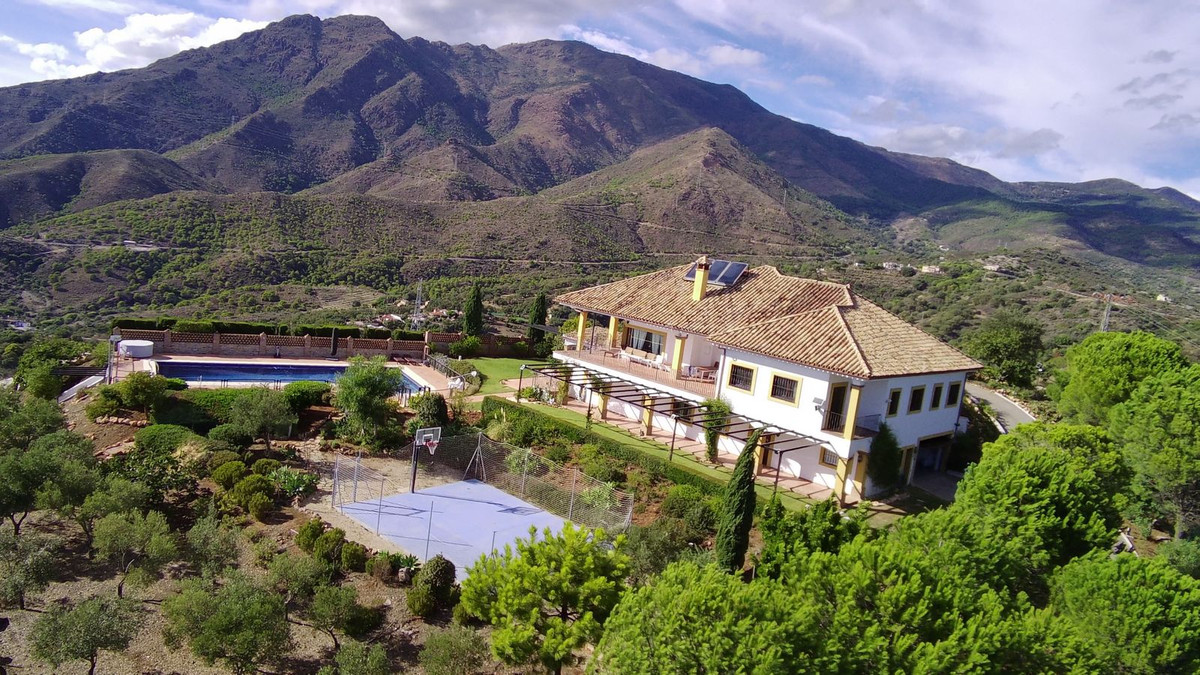 5 Bedroom Villa for Sale in Estepona — 2