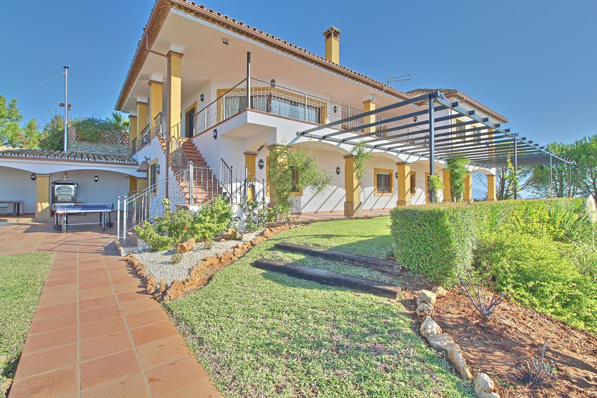 5 Bedroom Villa for Sale in Estepona — 4