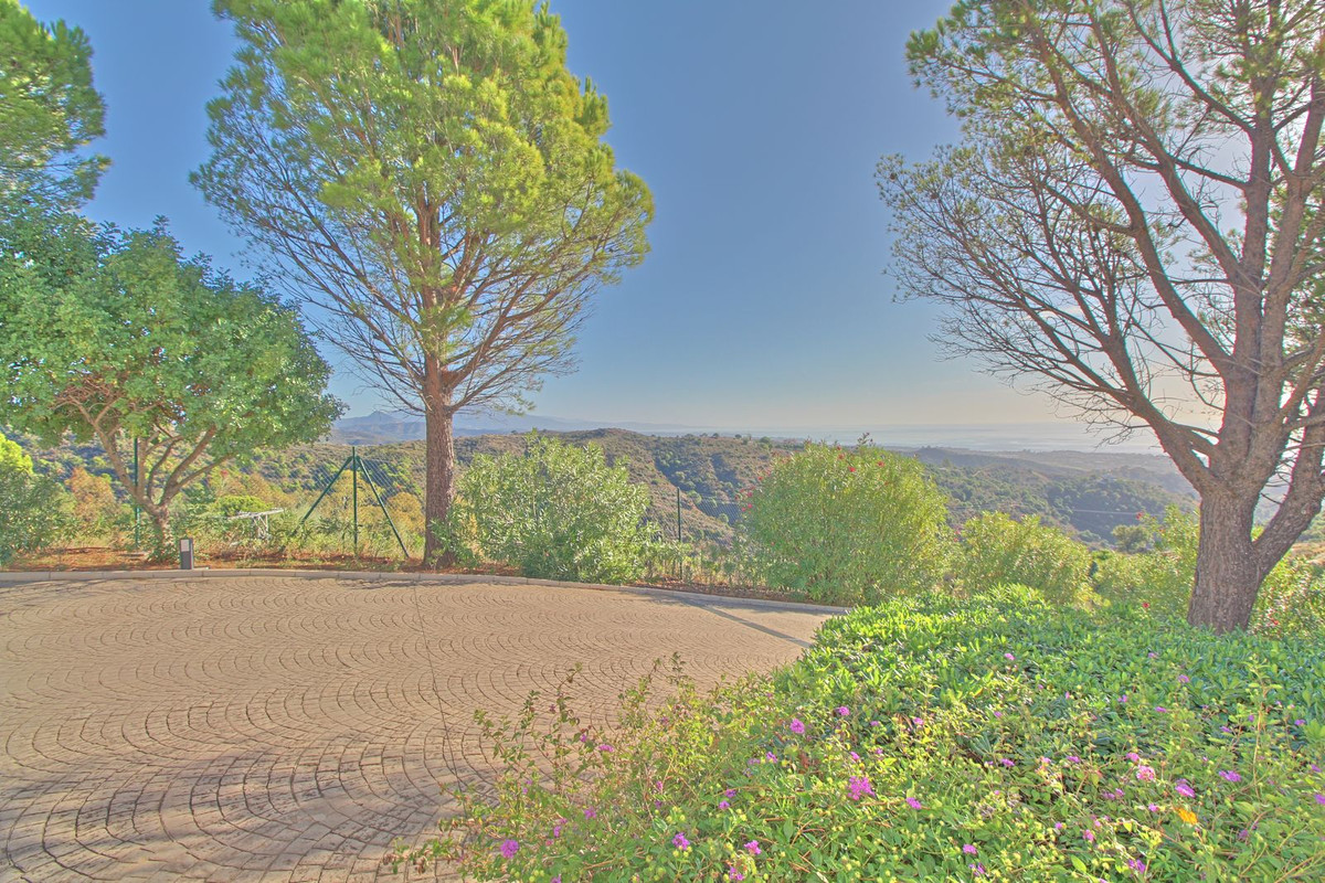 5 Bedroom Villa for Sale in Estepona — 5