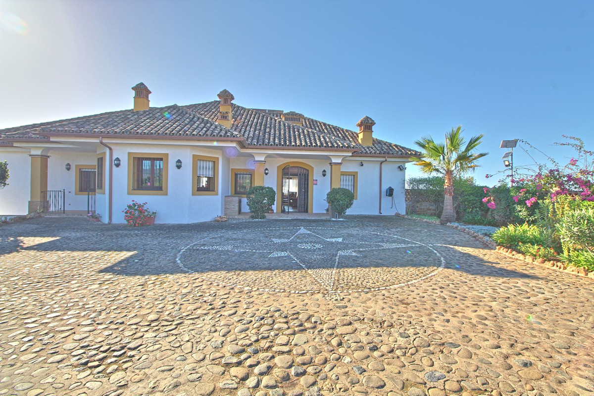 5 Bedroom Villa for Sale in Estepona — 7
