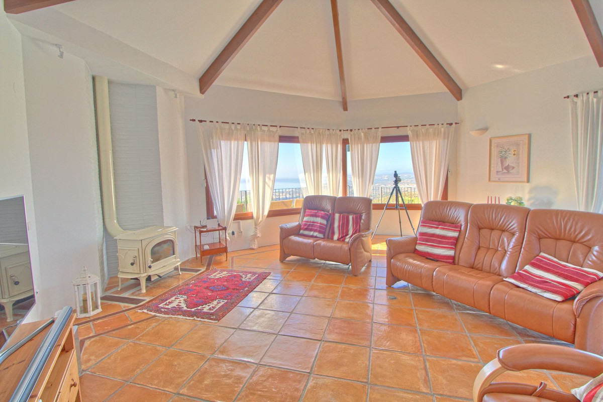 5 Bedroom Villa for Sale in Estepona — 8