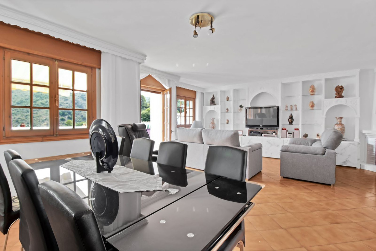 5 Bedroom Apartment for Sale in Benahavís