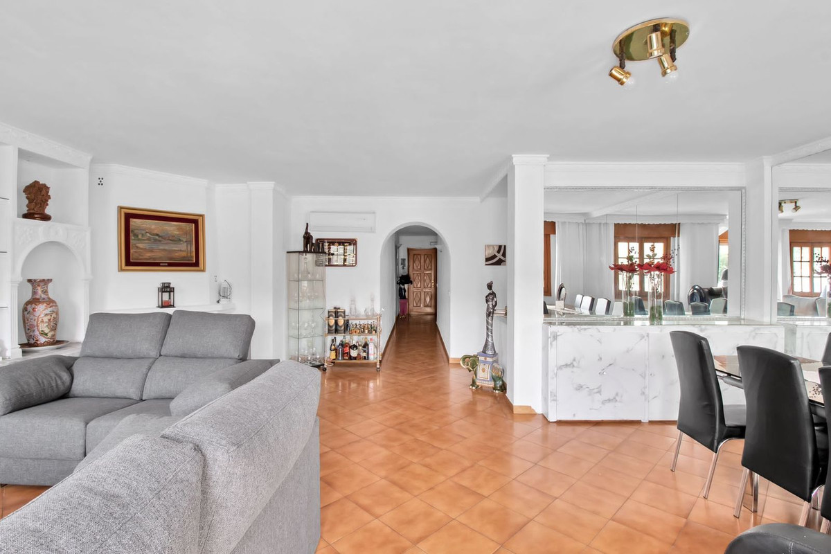 5 Bedroom Apartment for Sale in Benahavís — 2