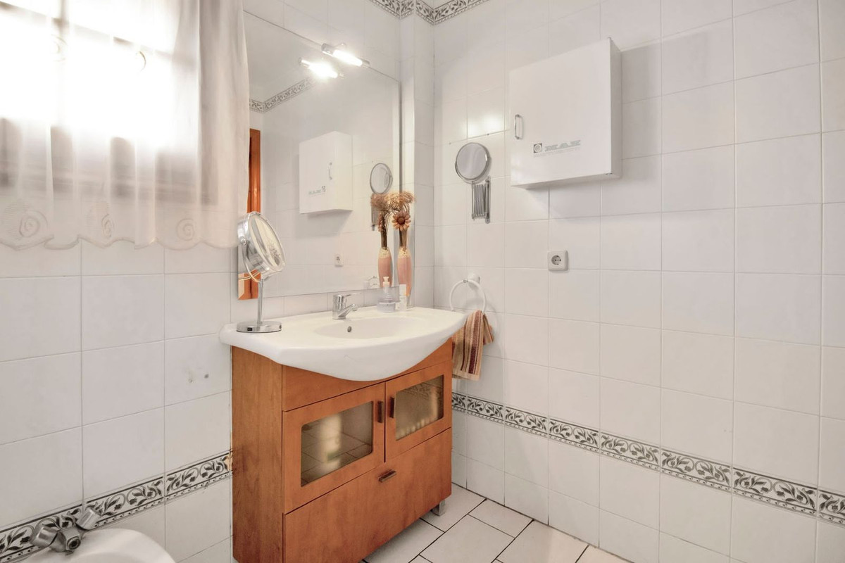 5 Bedroom Apartment for Sale in Benahavís — view 10
