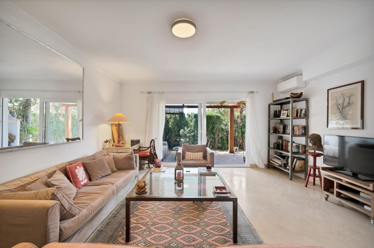 4 Bedroom Villa for Sale in Nagüeles — 4