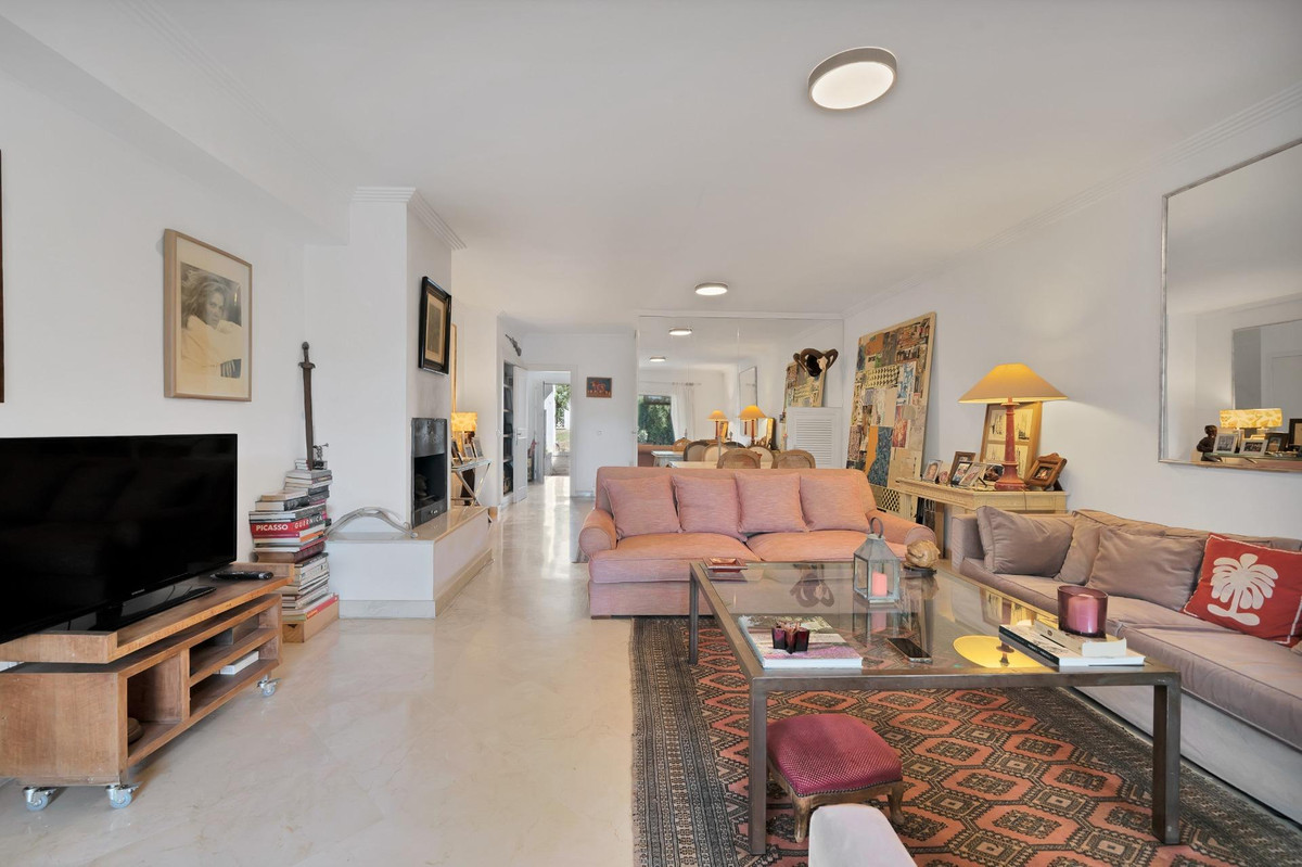4 Bedroom Villa for Sale in Nagüeles — 9
