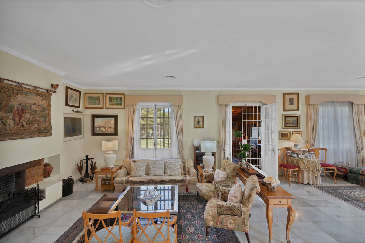 6 Bedroom Villa for Sale in Las Brisas — 6