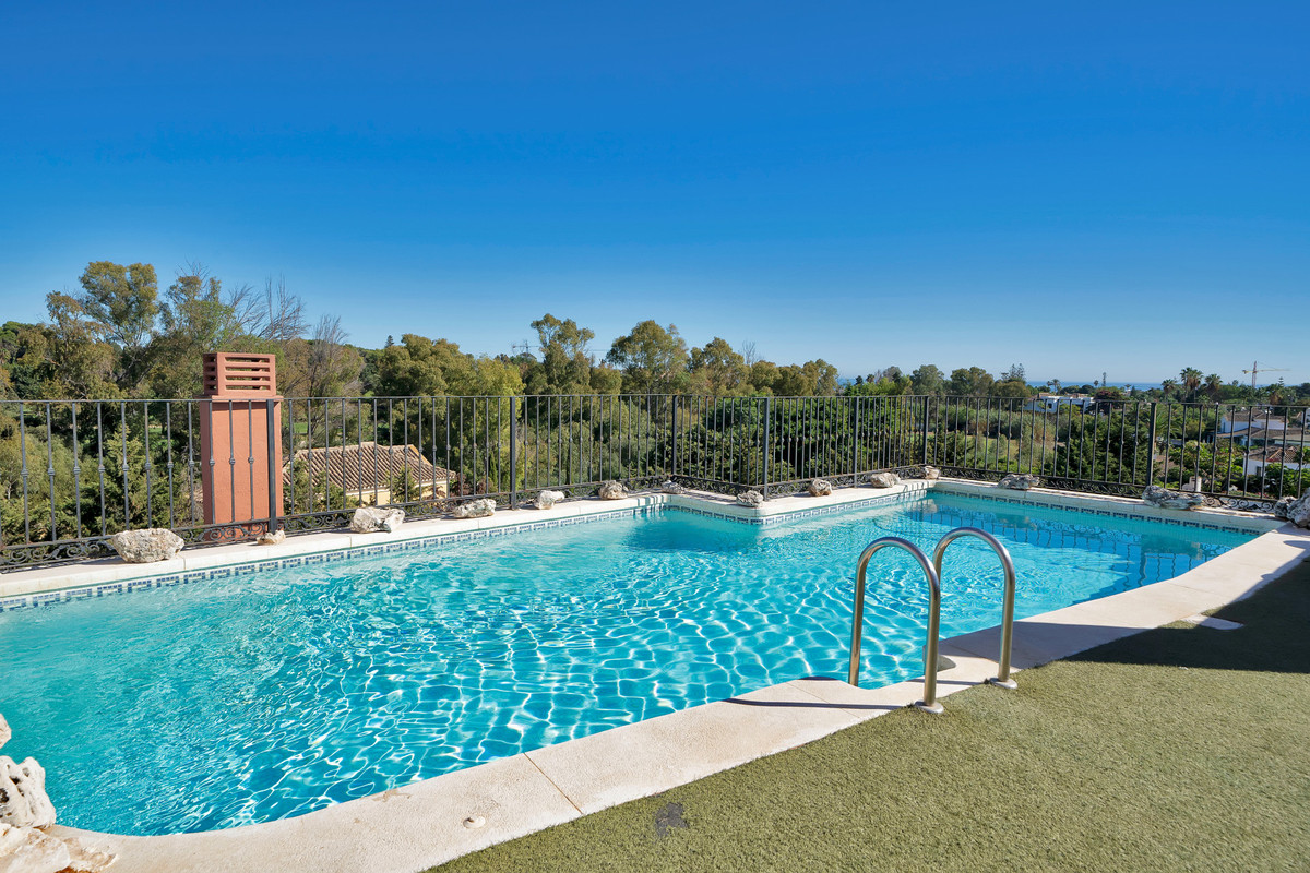 5 Bedroom Apartment for Sale in Guadalmina Baja