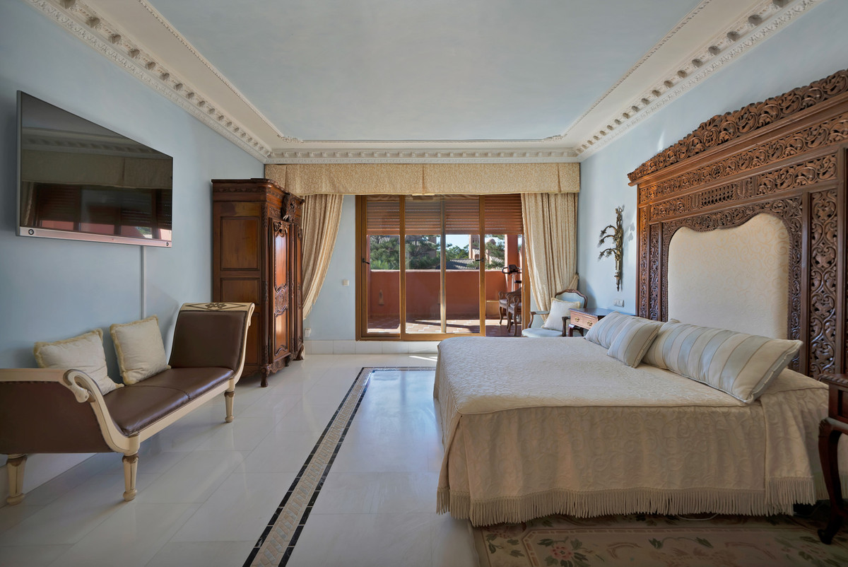 5 Bedroom Apartment for Sale in Guadalmina Baja — 2