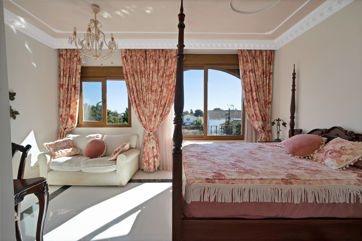 5 Bedroom Apartment for Sale in Guadalmina Baja — 5