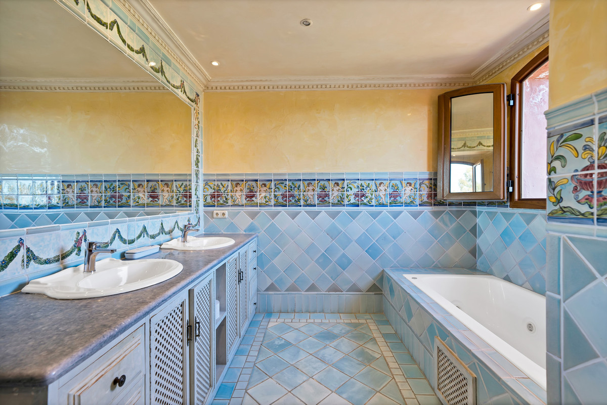 5 Bedroom Apartment for Sale in Guadalmina Baja — 6