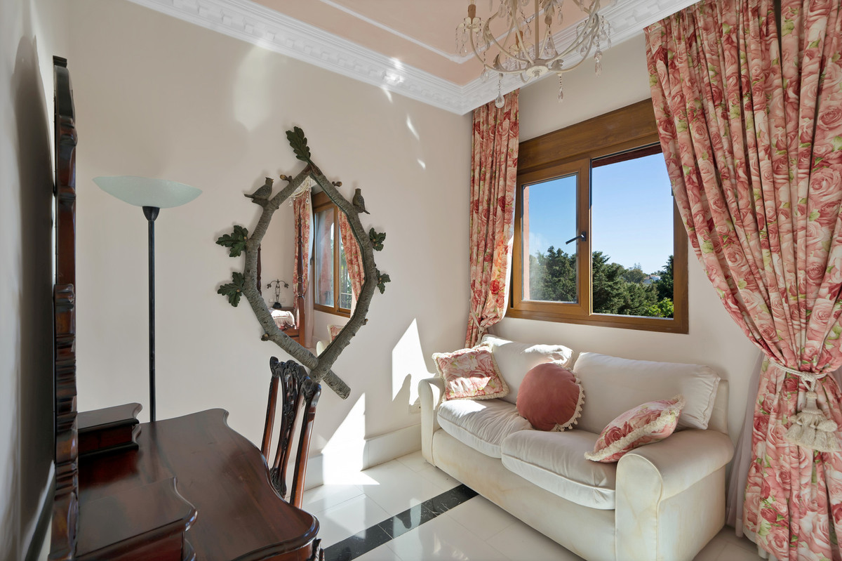 5 Bedroom Apartment for Sale in Guadalmina Baja — 8