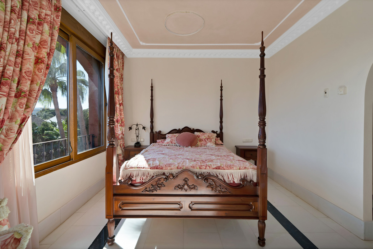 5 Bedroom Apartment for Sale in Guadalmina Baja — 9