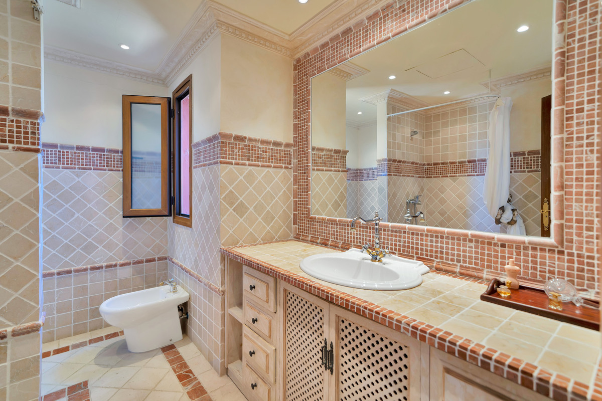 5 Bedroom Apartment for Sale in Guadalmina Baja — view 10