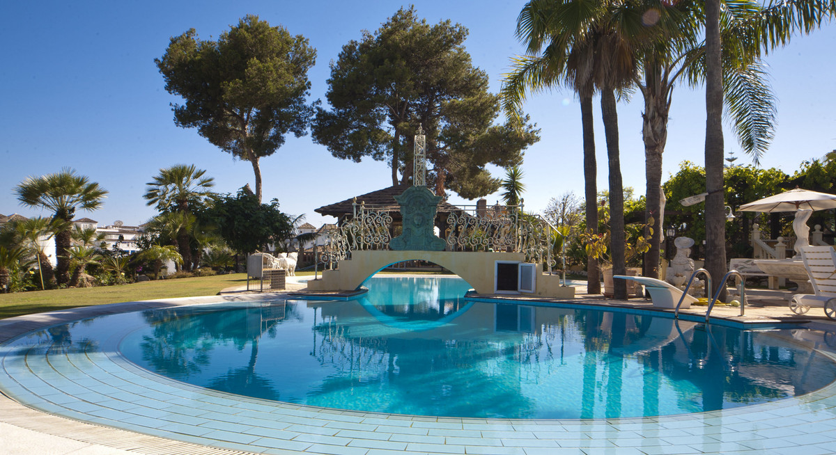 6 Bedroom Villa for Sale in Nueva Andalucía — 3