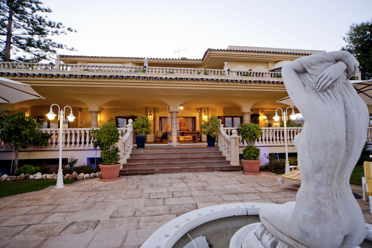 6 Bedroom Villa for Sale in Nueva Andalucía — 6