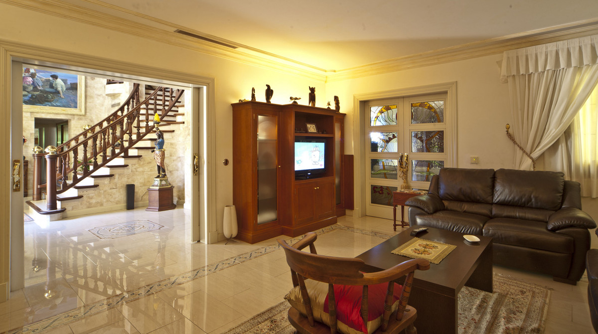 6 Bedroom Villa for Sale in Nueva Andalucía — 8