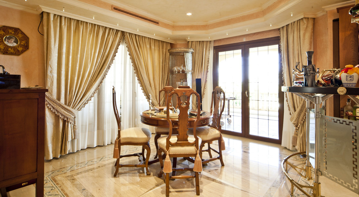 6 Bedroom Villa for Sale in Nueva Andalucía — 9