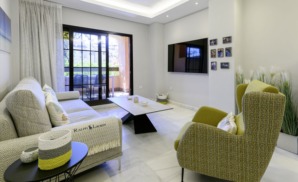3 Bedroom Apartment for Sale in Estepona — 2