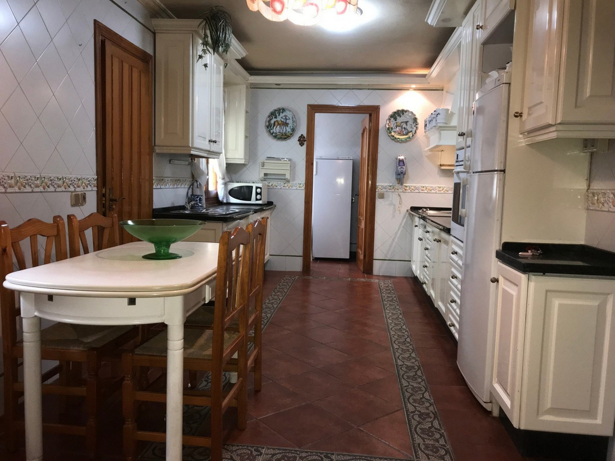 5 Bedroom Villa for Sale in Estepona — 3