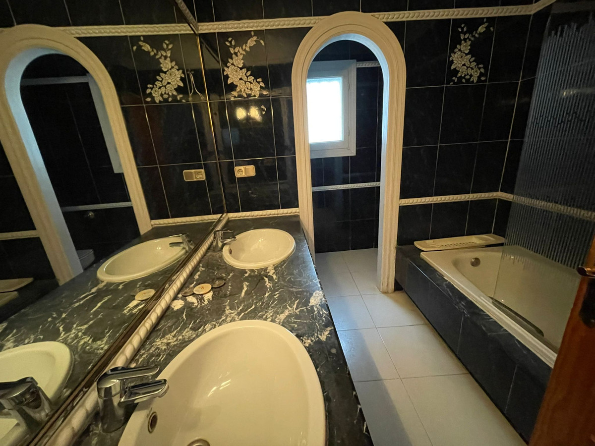 5 Bedroom Villa for Sale in Estepona — 9