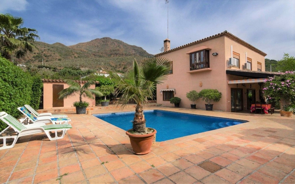4 Bedroom Villa for Sale in Estepona
