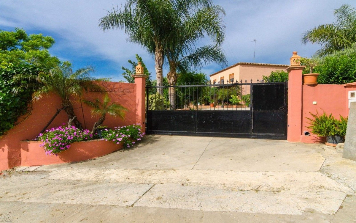 4 Bedroom Villa for Sale in Estepona — 2