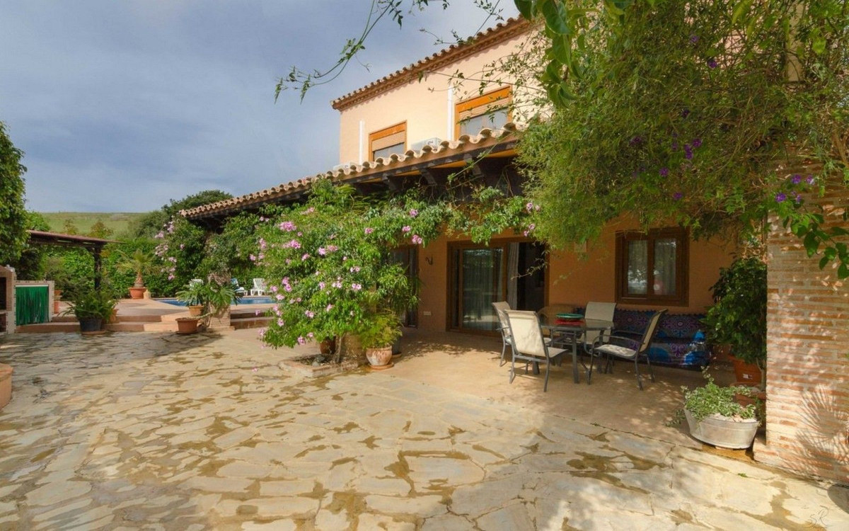 4 Bedroom Villa for Sale in Estepona — 3