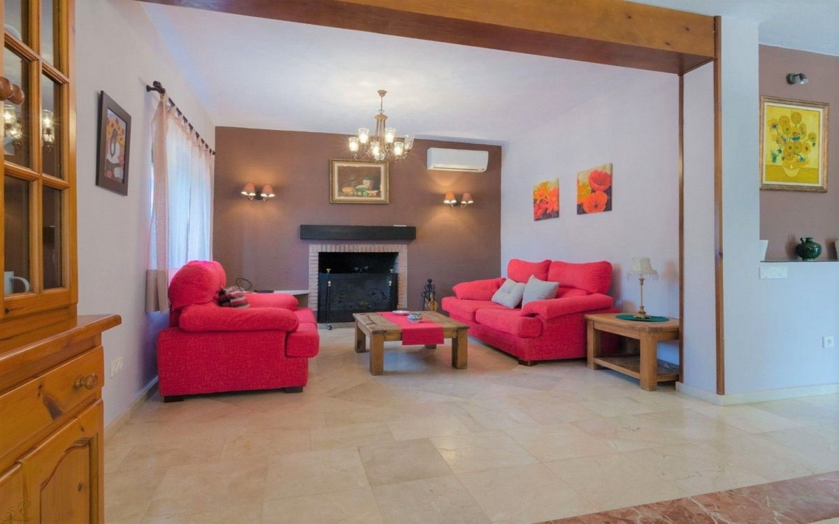 4 Bedroom Villa for Sale in Estepona — 6
