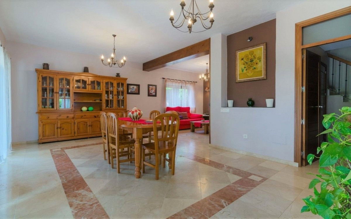4 Bedroom Villa for Sale in Estepona — 8