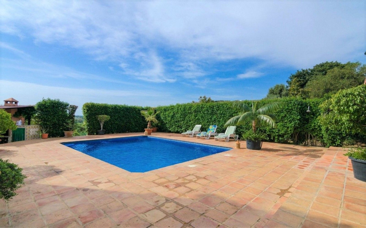 4 Bedroom Villa for Sale in Estepona — 9