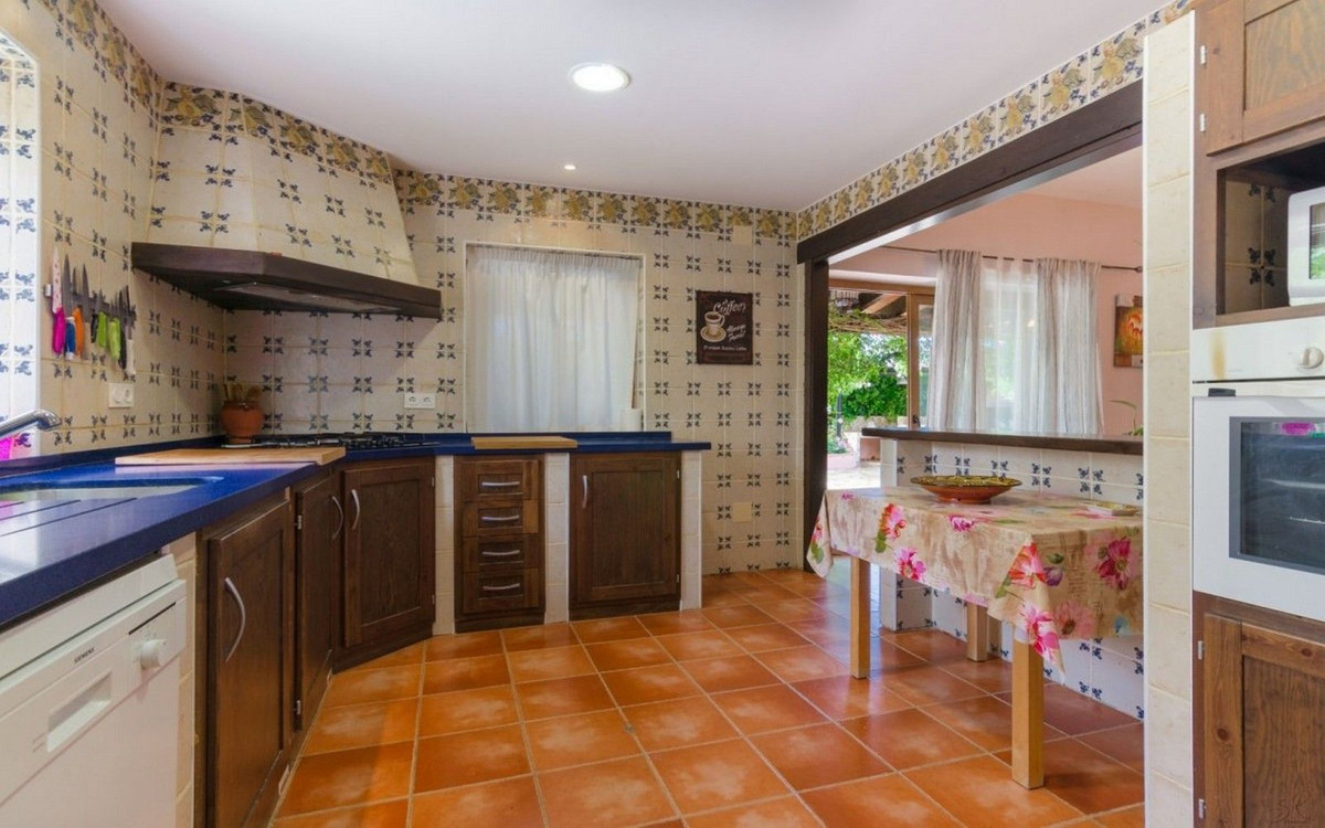 4 Bedroom Villa for Sale in Estepona — view 10