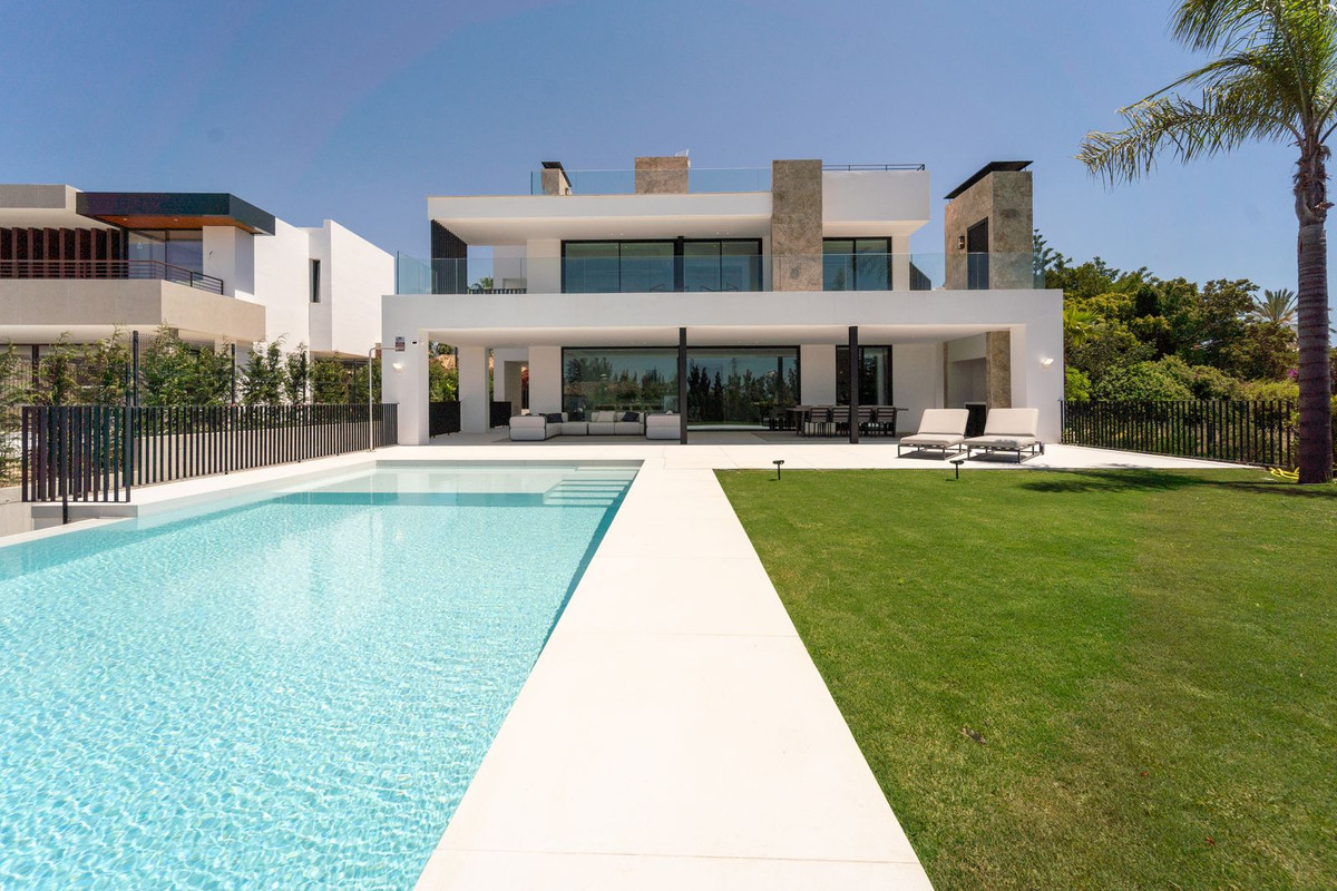 5 Bedroom Villa for Sale in Nueva Andalucía
