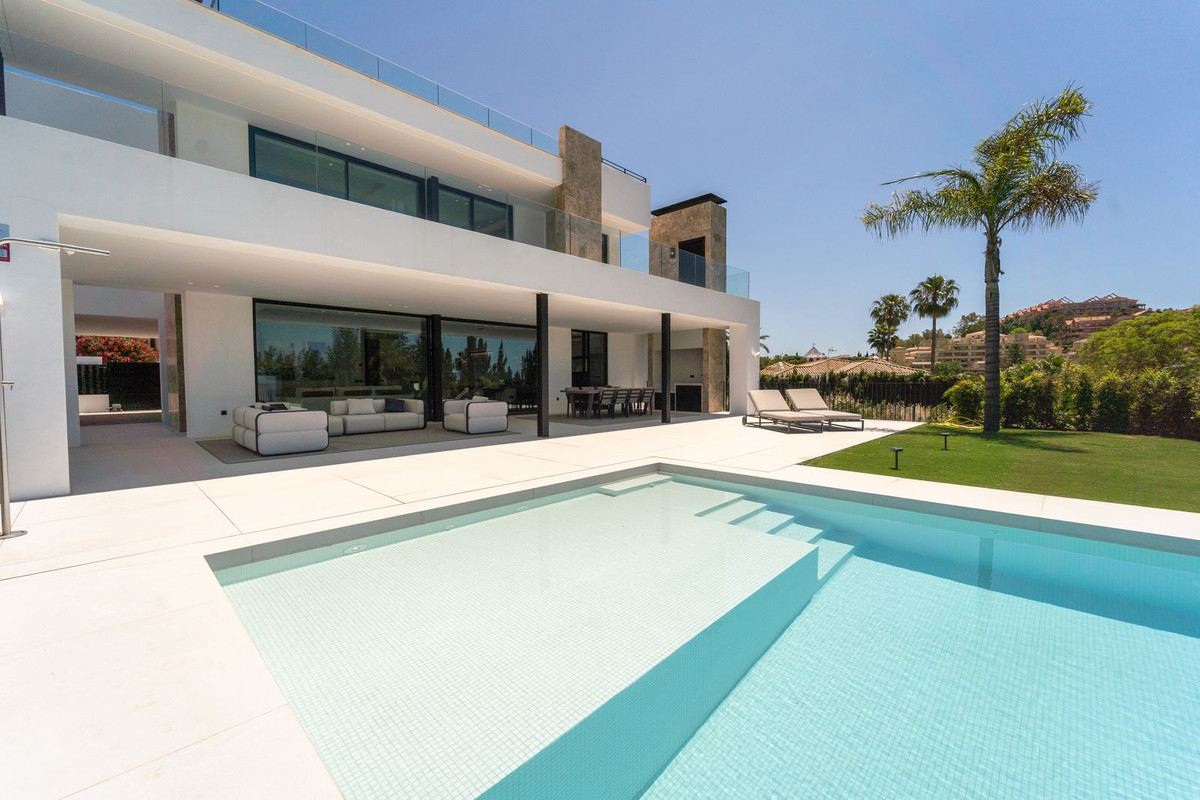 5 Bedroom Villa for Sale in Nueva Andalucía — 2