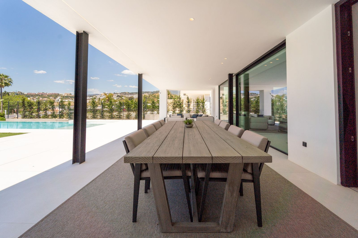 5 Bedroom Villa for Sale in Nueva Andalucía — 5