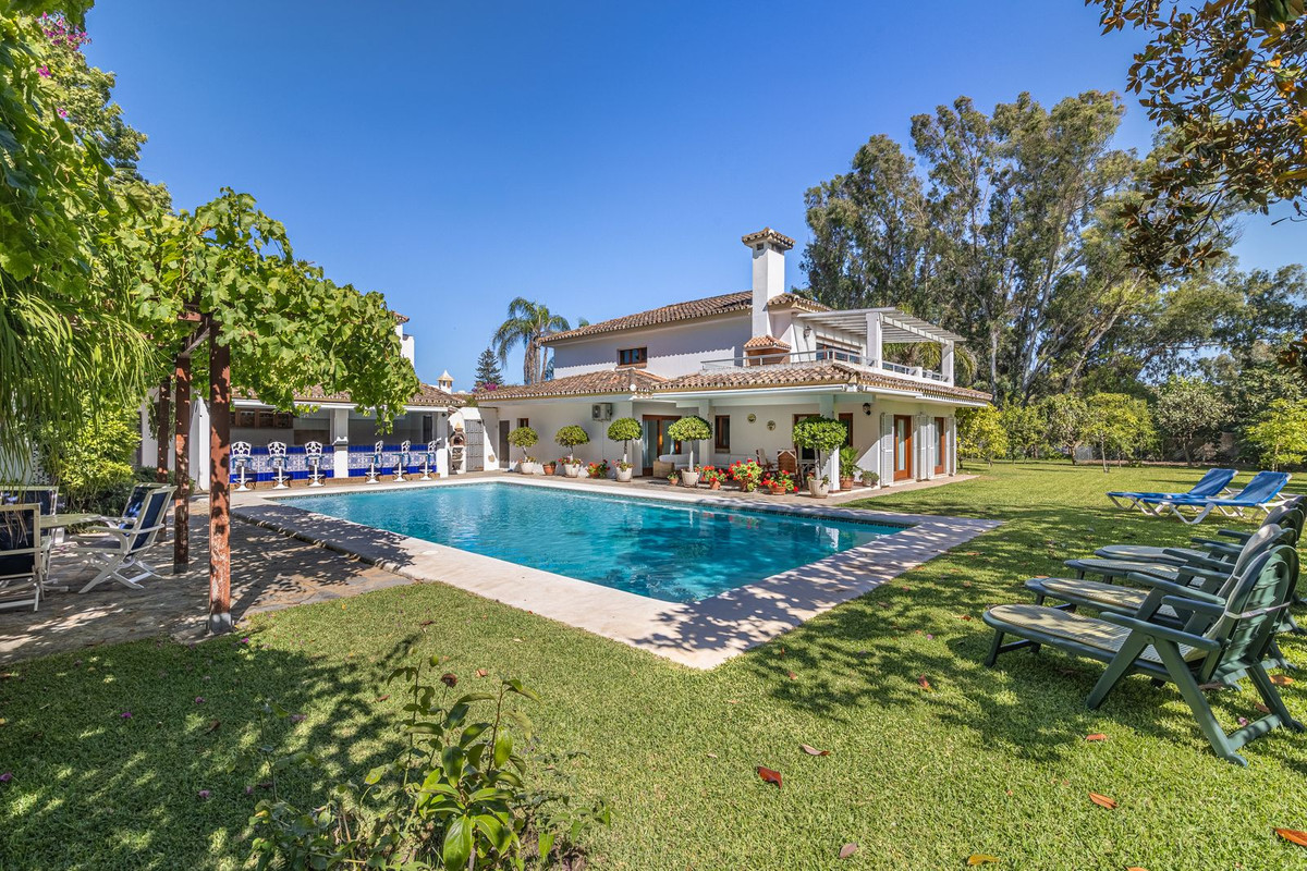 5 Bedroom Villa for Sale in New Golden Mile