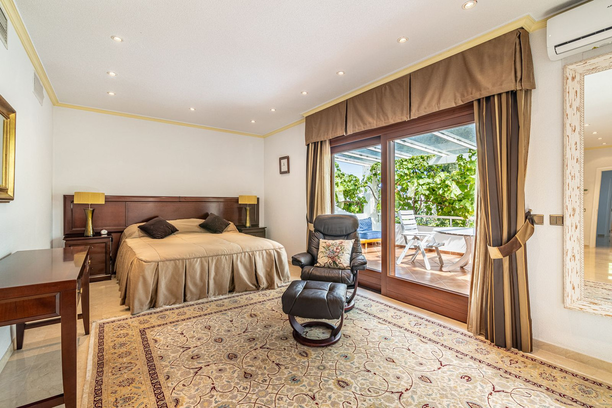 5 Bedroom Villa for Sale in New Golden Mile — 5